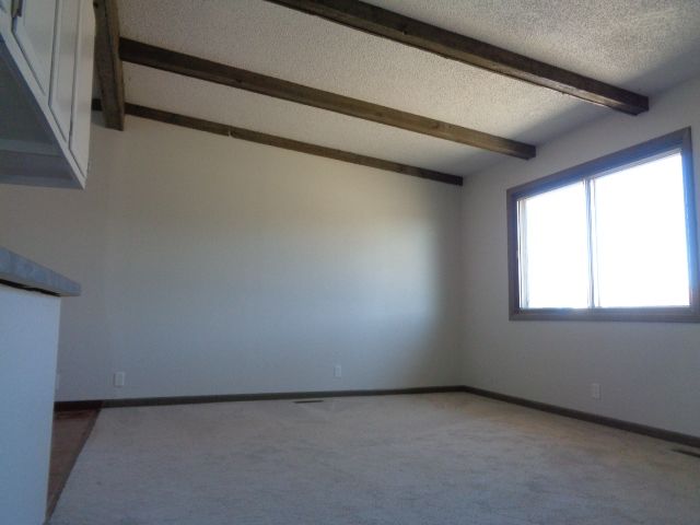 Living Room 15' 7" x 12' (188 sq ft)